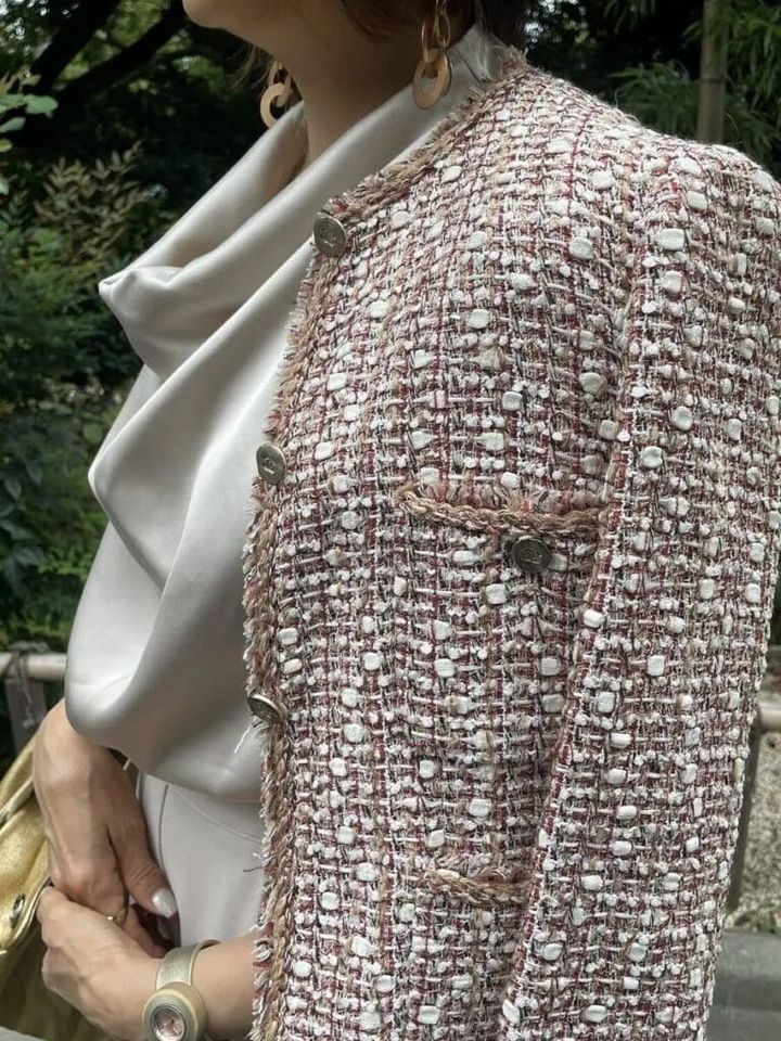 「『CHANEL』ジャケットに合わせたトップスは、6月に開催された『THE CLASSE』 2025秋冬展示会で購入。ドレープの柔らかさとクラッシックなデザインにひかれました。色味も良く、パンツにもスカートにも合う優れもの。サテンでつやもあり、顔回りを明るく見せてくれるから使いやすいですし、ボリュームがあるのでネックレスいらずです」