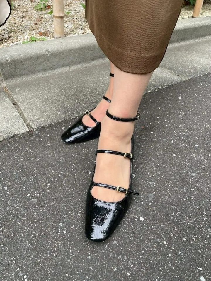 「ブーツはまだ早いと思い、黒のパンプスを選びました。ストラップがあるのですごく歩きやすいんです」