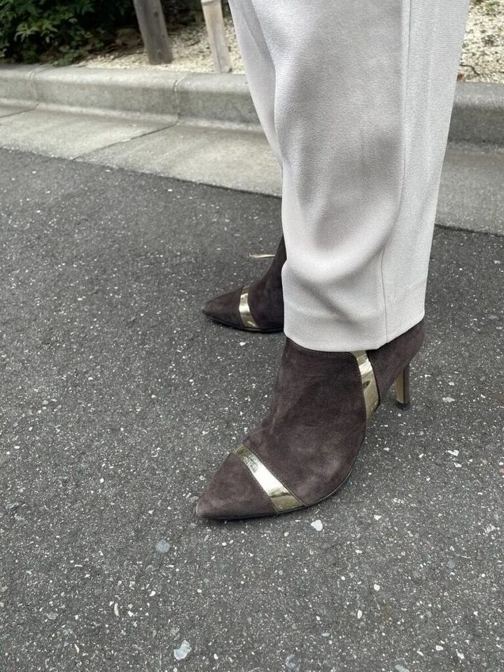 足元は秋らしい『MODA DI FAUSTO』のブラウン×ゴールドのショートブーツを合わせました」