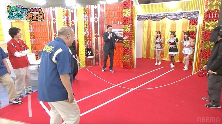 【写真・画像】コスプレ美女の“ご褒美キス”に鶴瓶が満面の笑み 霜降り・せいや「初日の出みたいな顔」 2枚目