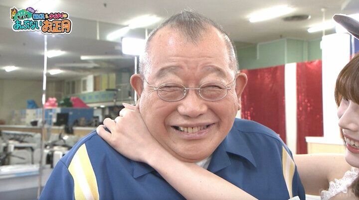 【写真・画像】コスプレ美女の“ご褒美キス”に鶴瓶が満面の笑み 霜降り・せいや「初日の出みたいな顔」 1枚目