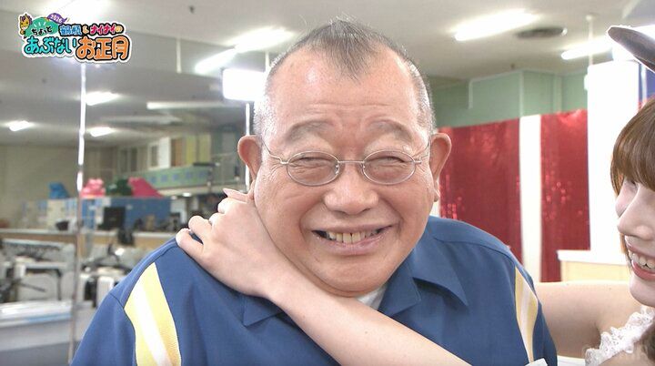 【写真・画像】コスプレ美女の“ご褒美キス”に鶴瓶が満面の笑み 霜降り・せいや「初日の出みたいな顔」 1枚目