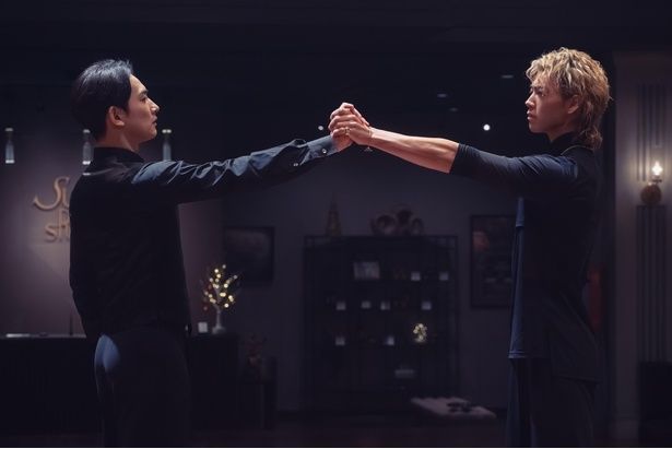  ダンススタジオで向かい合い、手を取り合う鈴木(竹内涼真・右)と杉木(町田啓太・左)