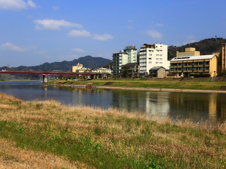 All About ニュース編集部が全国250人を対象に実施した「グルメも楽しめると思う温泉地に関するアンケート」の調査結果から、グルメも楽しめると思う「福岡県の温泉地」ランキングを発表！ 2位「原鶴温泉」を抑えた1位は？