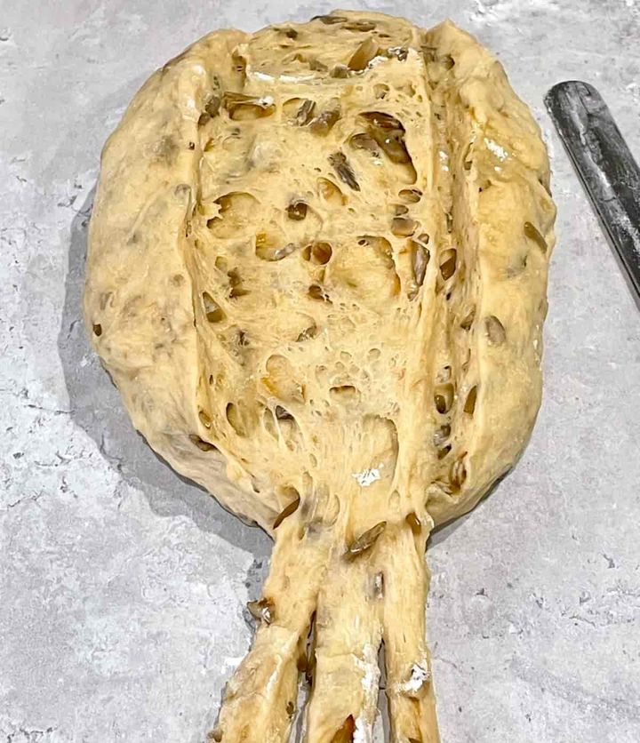 三つ編みでかわいく！ひまわりの種の黒糖食パン