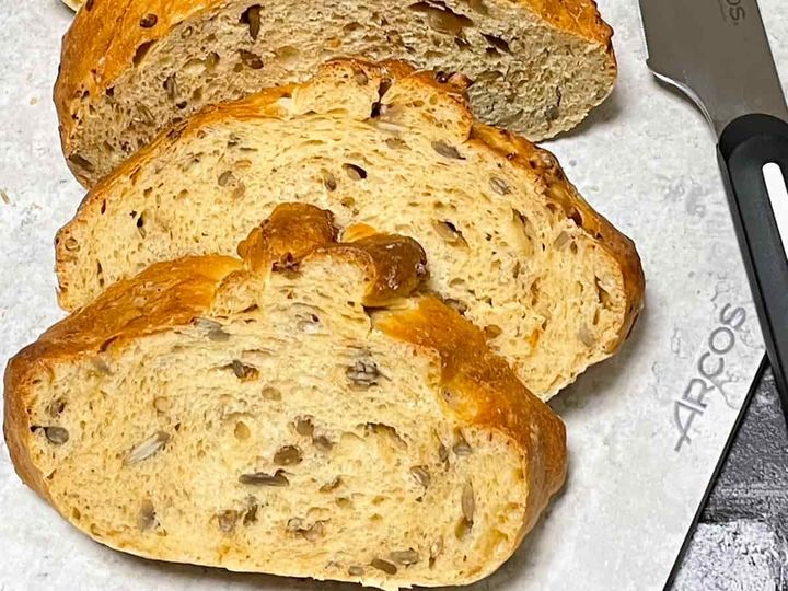 三つ編みでかわいく！ひまわりの種の黒糖食パン