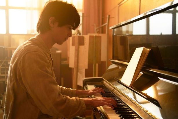 主人公の3人と同じ出来事を経験し、当時の後悔を胸に抱いたまま生きる青年を横浜が演じた『片思い世界』 U-NEXTにて独占配信中 [c]2025「片思い世界」製作委員会