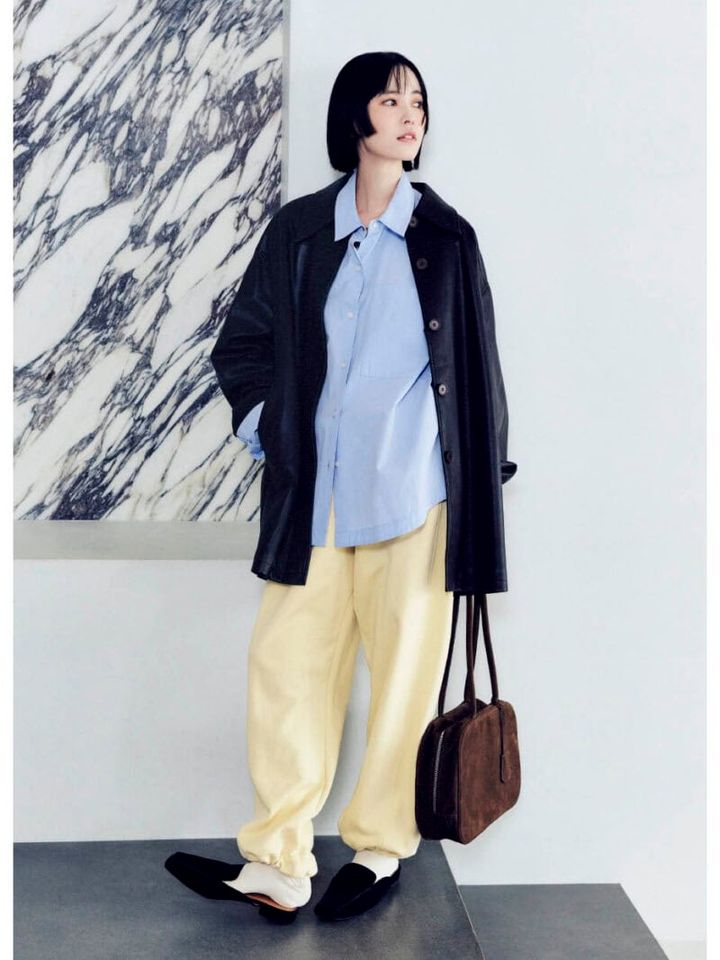 エコレザージャケット￥23,100、シャツ￥13,200、スウェットパンツ￥10,450、バッグ￥14,300、スライドシューズ￥13,200 （すべてアンヌーク／アンヌーク 新宿ルミネ2店） ソックス￥390（無印良品／無印良品 銀座） パールネックレス￥13,200（インムード）