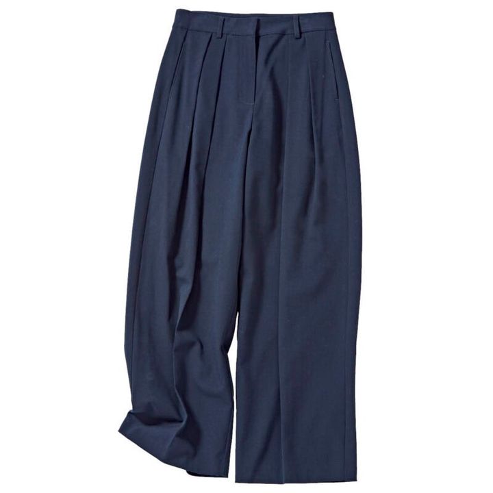 タック入りでキレイなシルエットを構築。ワイドパンツ￥17,050（アンヌーク／アンヌーク 新宿ルミネ2店）