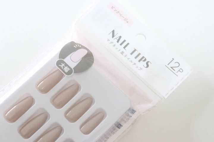 ネイルチップ マグネットデザイン 12P ピンクベージュ 話題の商品