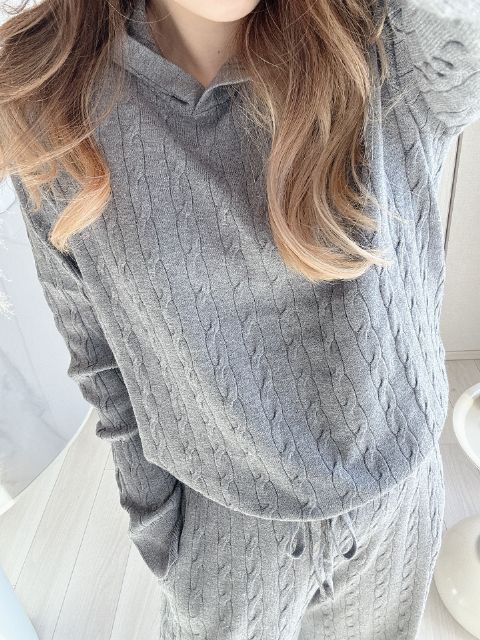 グレーのウォッシャブルニットケーブルパーカーとウォッシャブルニットケーブルパンツを着たコーデ