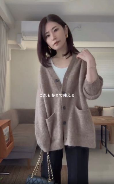 白の極暖ヒートテックリブUネックブラTシャツを着たコーデ