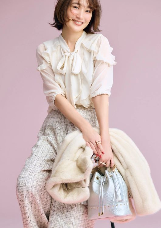 優しげなフリルブラウスが運を運んできてくれる♡