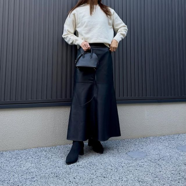 ラムクルーネックセーターを着たコーデ