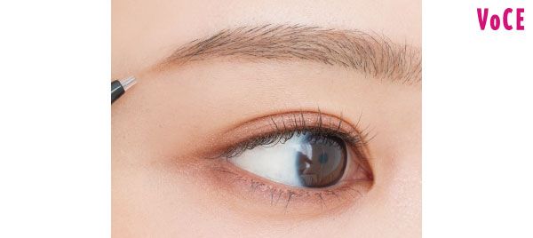 ペンシル＋綿棒で眉尻をシャープに