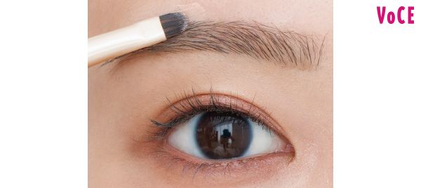 眉山の角をコンシーラーでなぞって消す