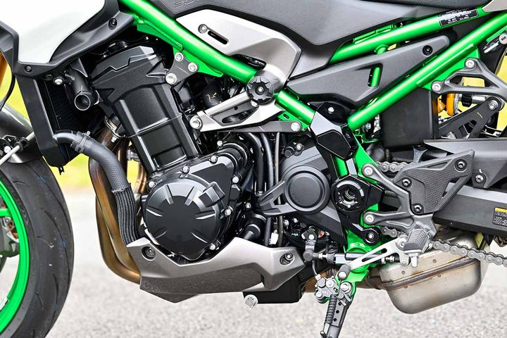 41mm倒立フロントフォークはフルアジャスタブル