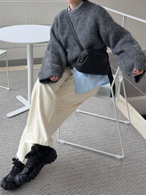 2025大人女性ふわもこシャギーニットレイヤードコーデ