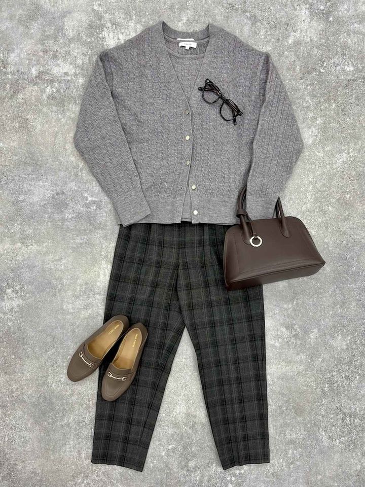 画像: 洗えるケーブルVネックカーディガン/608428（杢グレー）¥3,490、洗えるケーブルプルオーバー/606611（杢グレー）￥2,990、あったかウツクシイージー柄/581073（ブラックチェック）¥3,990、スペ軽3ROOM2WAYショルダー/234508（ダークブラウン）¥4,990、らくっション撥水2WAYローファー/131468（ベージュ）¥5,990、調光アソートサングラス/283839（フレーム：ブラウン、レンズ：クリア→ブラウン）¥2,290 出典：グローバルワーク