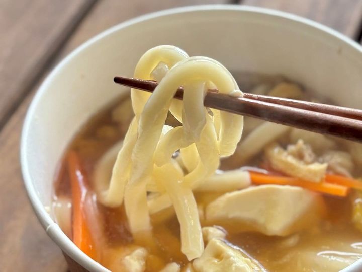 冷えた身体に染みる……【ファミマ】具だくさんの寄せ鍋うどんが美味