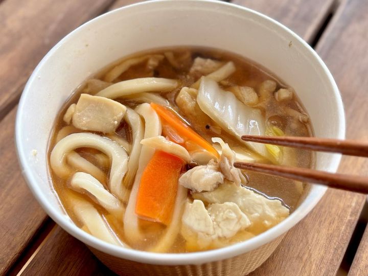 冷えた身体に染みる……【ファミマ】具だくさんの寄せ鍋うどんが美味