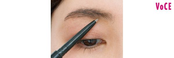 （2）毛がない部分と眉頭の下、眉山〜眉尻部分の下を【B】で描き足し、“微アーチ”に。