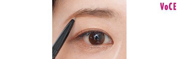 （2）毛がない隙間を【B】で埋めつつ眉頭と眉山〜眉尻の下側を描き足し、アーチを強調。