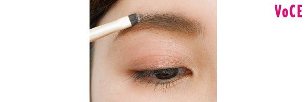 （4）“微アーチ”のフォルムからはみ出した眉山の角を【A】で消してラインを整える。