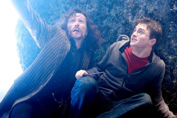 自身の名付け親であるシリウスと家族のような絆を育んでいくハリー(『ハリー・ポッターと不死鳥の騎士団』) [c]Everett Collection/AFLO