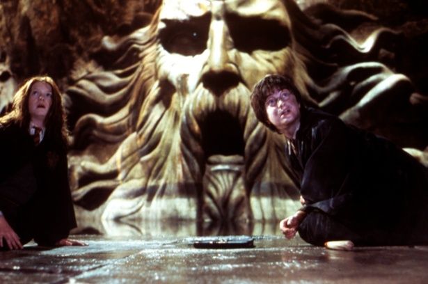 蛇語を話せないと入ることができない“秘密の部屋”。この部屋をめぐるミステリー要素も楽しい(『ハリー・ポッターと秘密の部屋』) [c]Everett Collection/AFLO