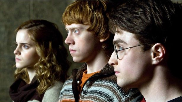 ヴォルデモートを倒す鍵である“分霊箱”の存在を知った3人(『ハリー・ポッターと謎のプリンス』) [c]Everett Collection/AFLO