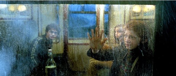 新学期に向けて移動中の列車で、3人はディメンターに遭遇してしまう(『ハリー・ポッターとアズカバンの囚人』) [c]Everett Collection/AFLO