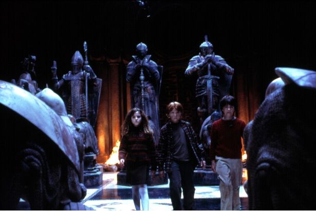 【写真を見る】11歳という若さにして、命を懸けた戦いに臨む3人の顔つきが勇ましい(『ハリー・ポッターと賢者の石』) [c]Everett Collection/AFLO