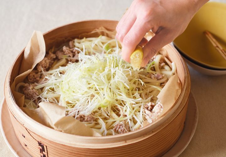 【塩レモンの蒸しうどん】汁なしうどんも蒸すことで温かさアップ