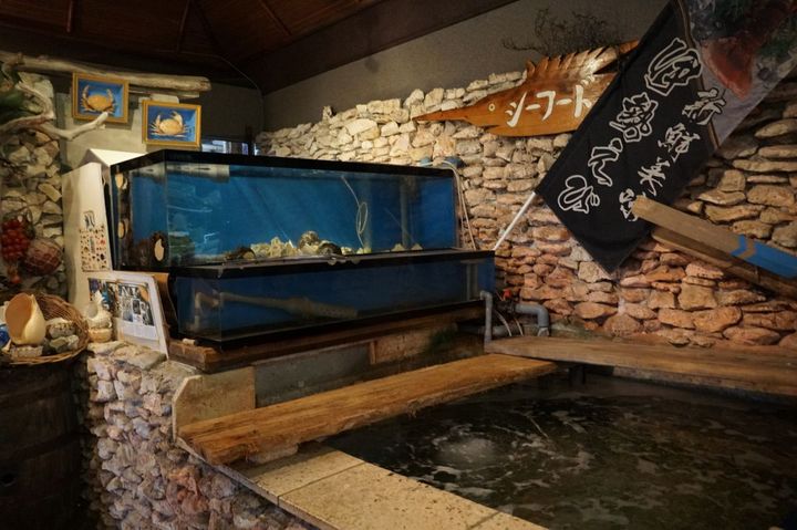 店内入口付近にある伊勢海老などが泳ぐ生簀。