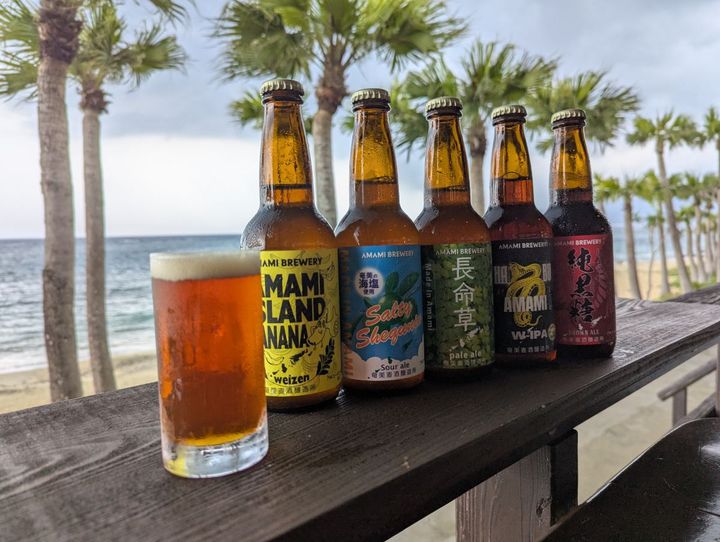 海沿いに並ぶ多種多様なクラフトビール。黒糖を使用したものや長命草を使ったものがある。