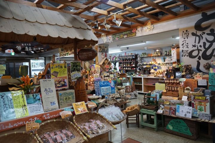 隣接のお土産ショップには奄美らしいアイテムがたくさん