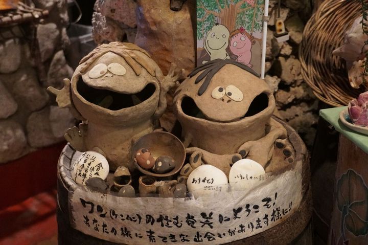 店の入り口から店内の至る所にある不思議な 生き物「ケンムン」のオブジェ。