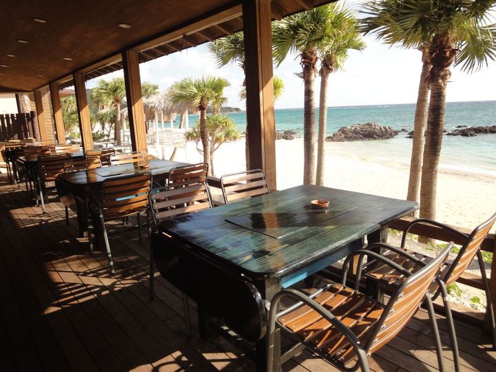 美しいビーチに面したテラス席