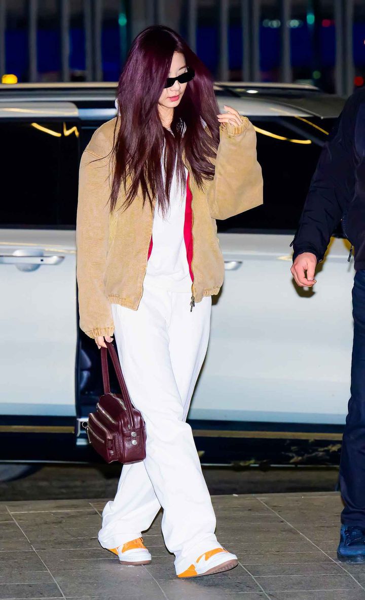 画像: 【TWICE ツウィ】リラックスウェアを都会的に昇華