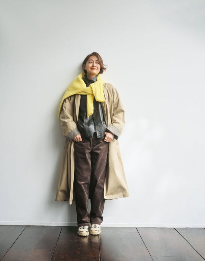 コート、レザーブルゾン：ル メール、中に着たTシャツ：サンスペル、パンツ：サイ、首に巻いたニット：オーラリー、イヤカフ：トムウッド、ピアス：ハム、リング：ポメラート、スニーカー：サロモン