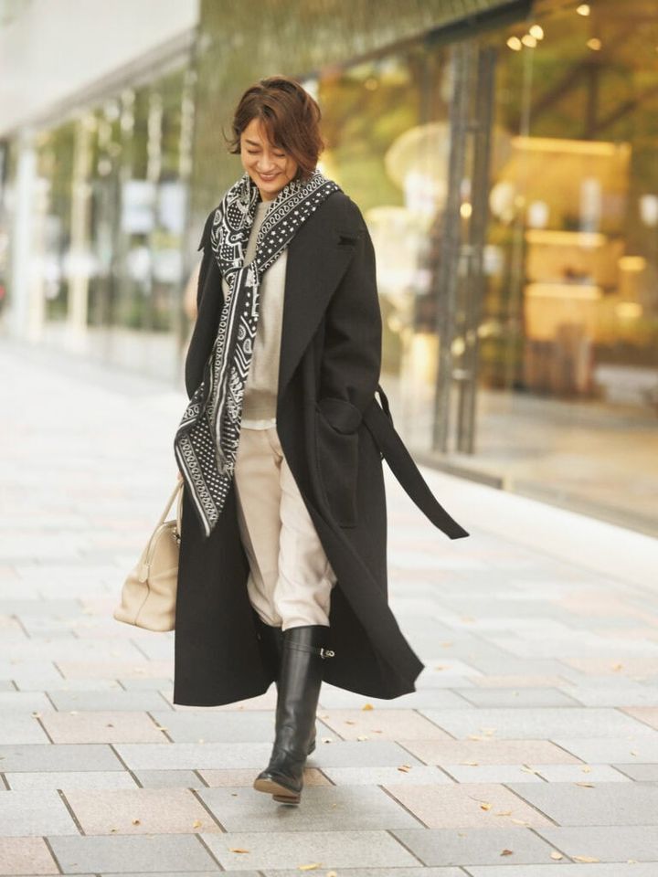 コート：ロエベ、ニット：アルジット、パンツ：ジル・サンダー、中に着たTシャツ：ユニクロ、ストール、ブーツ、バッグ：エルメス