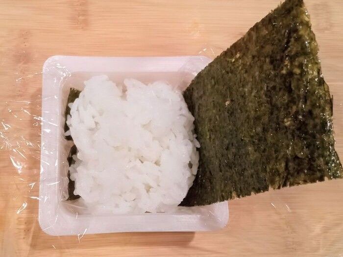 その上に熱々炊きたてご飯を容器半量くらい入れ