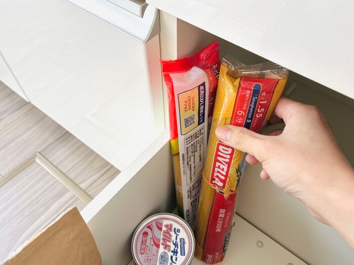 輪ゴムで留めたパスタ袋を立てて収納する