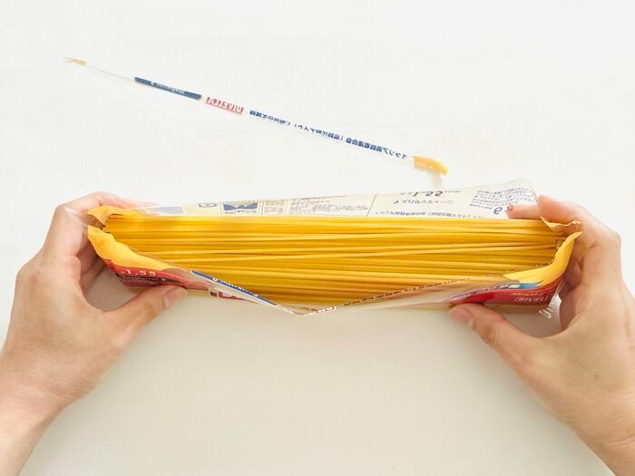 パスタ袋の上部をハサミで切り終わったところ