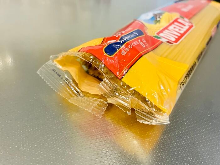 開口部が開いているパスタの袋