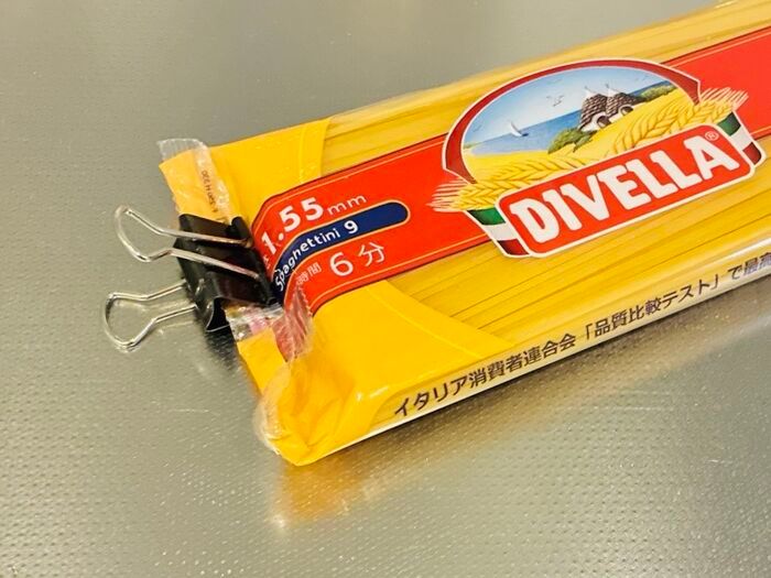 パスタの袋の開口部をクリップで留める