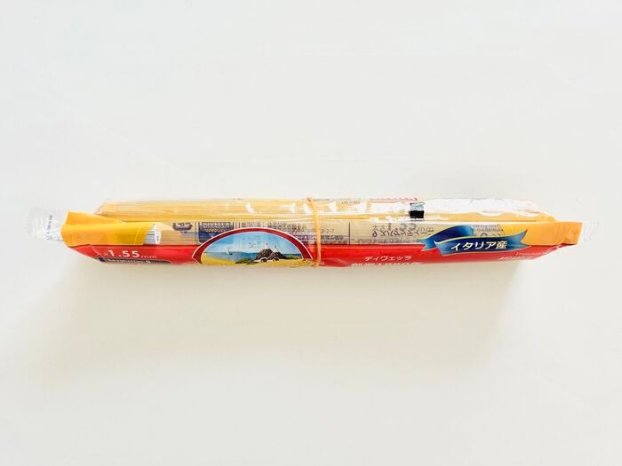 丸めたパスタ袋を輪ゴムで留める