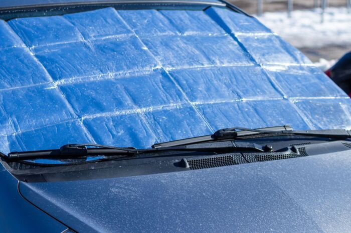 フロントガラスの「凍結」を一撃で解消する方法。忙しい朝に試したい驚きの裏ワザ！