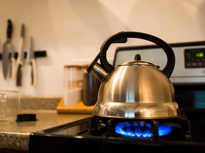 フロントガラスの「凍結」を一撃で解消する方法。忙しい朝に試したい驚きの裏ワザ！